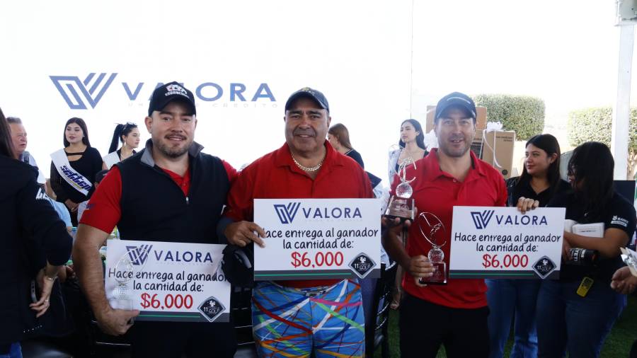 Antonio José, Daniel González Acevez y Octavio Valdés recibieron sus trofeos como Campeones de la Décimo Primera edición del Torneo de Golf del Banco de Alimentos.