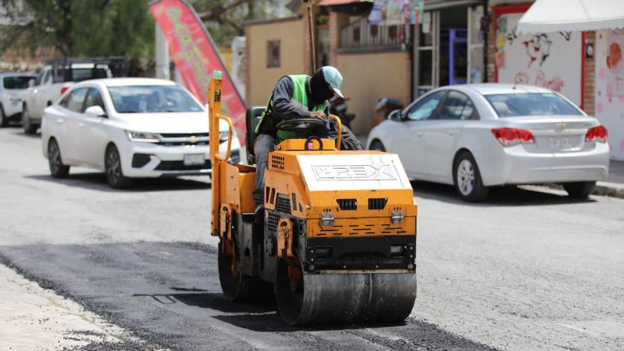 Equipos especializados trabajan en la compactación de carpeta asfáltica en distintos sectores de la ciudad.