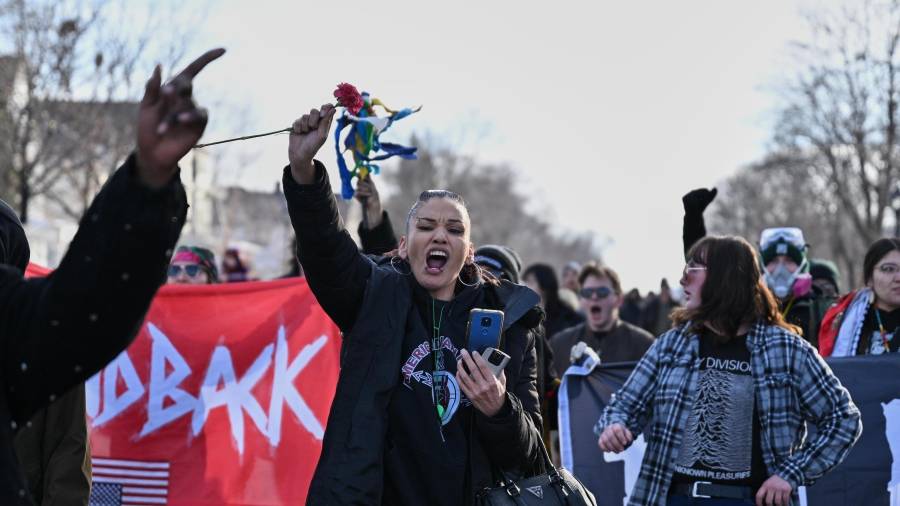 Una gran parte de las personas concentradas ha acudido a la manifestación con gafas para protegerse de posibles lanzamientos de gases químicos. FOTO: