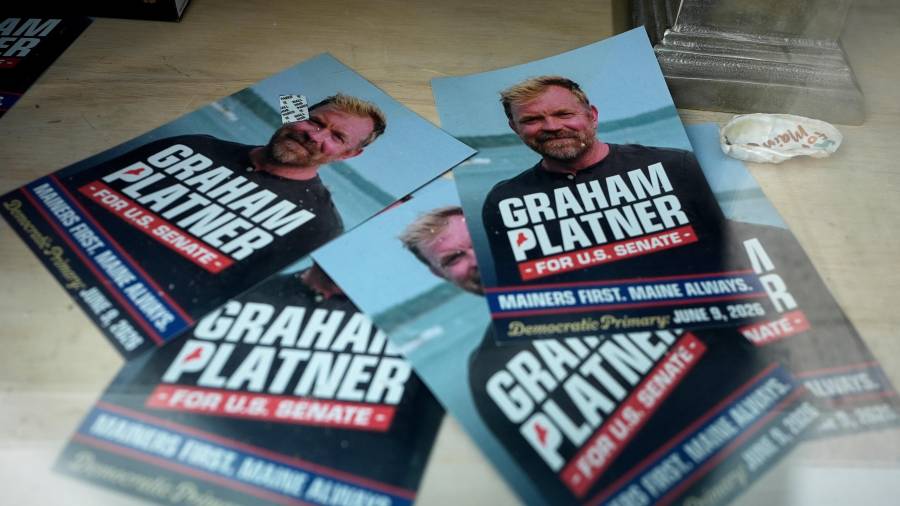 Carteles del ex candidato senatorial demócrata por Maine Graham Platner, en Ellsworth, Maine, el 9 de julio del 2026.