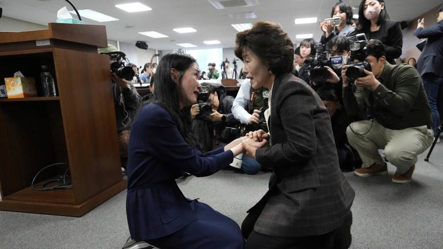 A la derecha, la presidenta de la Comisión de la Verdad y la Reconciliación, Park Sun Young, consuela a la joven adoptada Yooree Kim, durante una conferencia de prensa en Seúl.