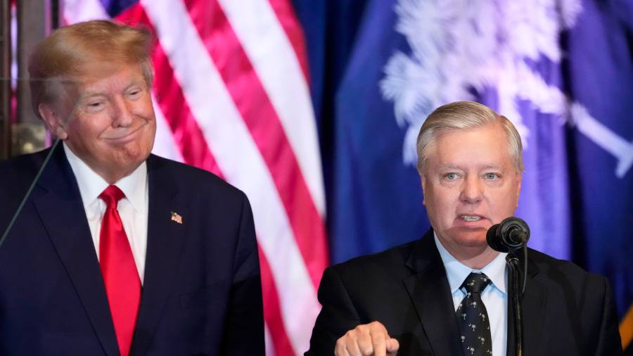 Donald Trump, entonces un expresidente, con el senador republicano Lindsey Graham en Columbia, Carolina del Sur, el 28 de enero del 2023.