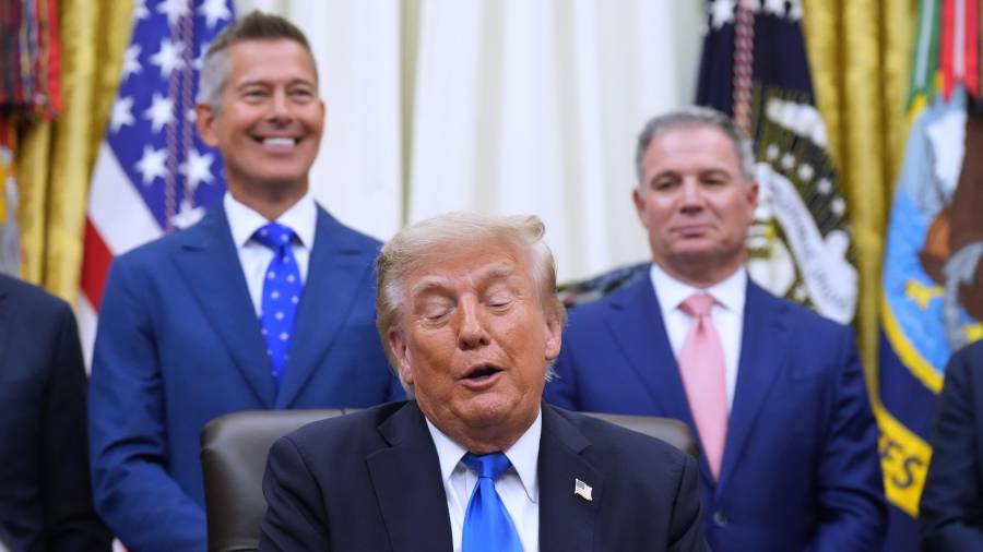 Donald Trump habla en el Despacho Oval de la Casa Blanca durante una reunión con ejecutivos del sector turístico, el miércoles 2 de septiembre de 2026 en Washington, mientras observan el secretario de Transporte, Sean Duffy (a la izquierda), y el presidente y director ejecutivo de la Asociación de Viajes, Jeff Freeman.