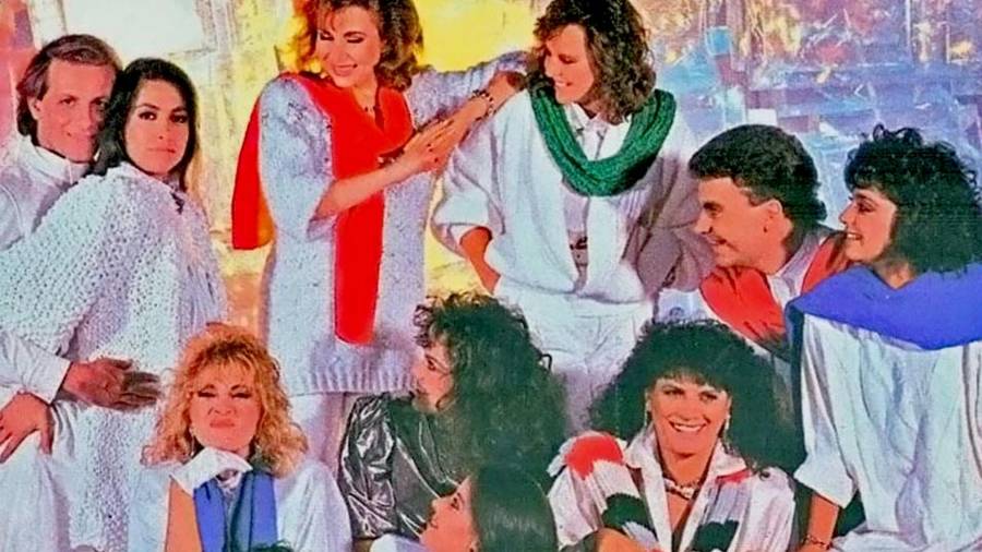 Eterna Navidad es el título de un álbum especial navideño mexicano cuyo repertorio consta de Villancicos que fueron interpretados por los principales artistas del momento.