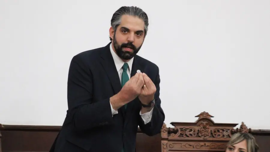 Antonio Attolini calificó como una “estupidez flagrante” la medida y pidió al Congreso de Nuevo León, particularmente a los legisladores de Morena, revisar su implementación.