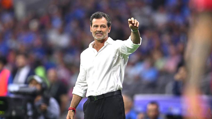 La directiva rojinegra inició la búsqueda de un nuevo entrenador tras confirmar la salida del estratega argentino.
