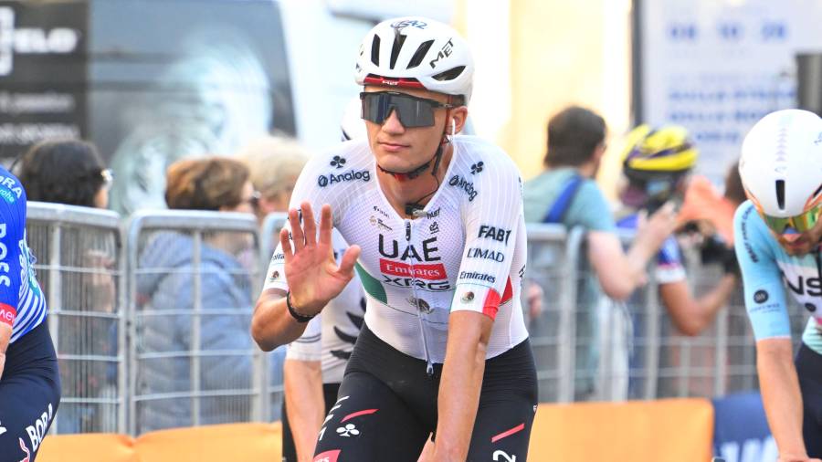 Isaac del Toro no pudo defender su corona en el Gran Piemonte 2026, donde terminó en el lugar 82 pese a protagonizar una escapada durante los últimos kilómetros.