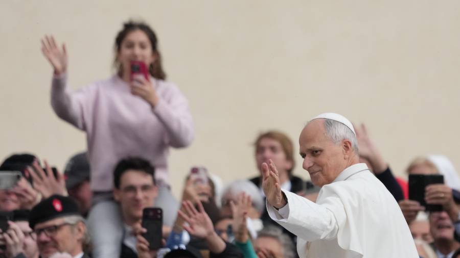 El papa León XIV saluda con la mano a su llegada a la audiencia general semanal en la plaza de San Pedro, en el Vaticano, el miércoles 28 de octubre de 2026.