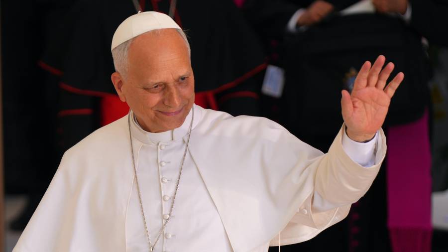 El papa León XIV llega a CEDIA 24 Horas, un centro integral de apoyo a personas sin hogar, en Madrid, España, en el primer día de su visita apostólica de siete días a la península ibérica y las Islas Canarias.