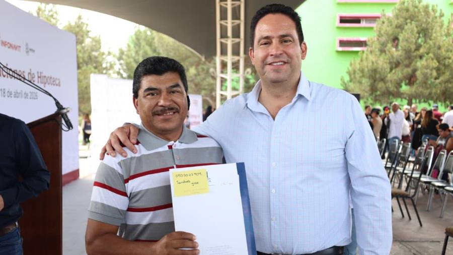 El alcalde Javier Díaz entregó escrituras a beneficiarios que concluyeron el pago de su vivienda