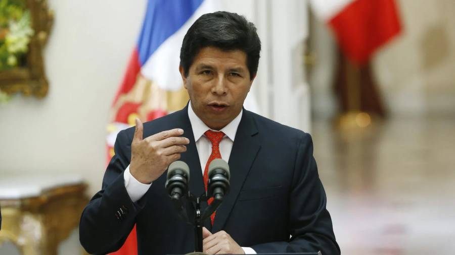 El presidente peruano, Pedro Castillo, habla a los medios durante el IV Gabinete Binacional Chile-Perú, en el palacio presidencial de La Moneda, en Santiago, Chile.