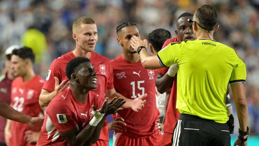 El suizo Breel Embolo fue mal expulsado ante Argentina en el Mundial, dice la IFAB tajantemente.