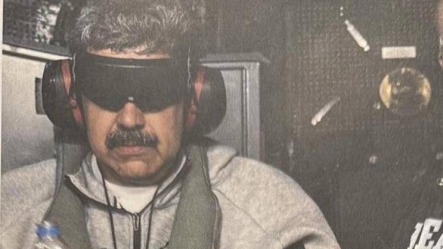 La fotografía muestra a Nicolás Maduro vistiendo ropa deportiva, con los ojos cubiertos mientras sostiene una botella de agua a bordo del USS Iwo Jima.