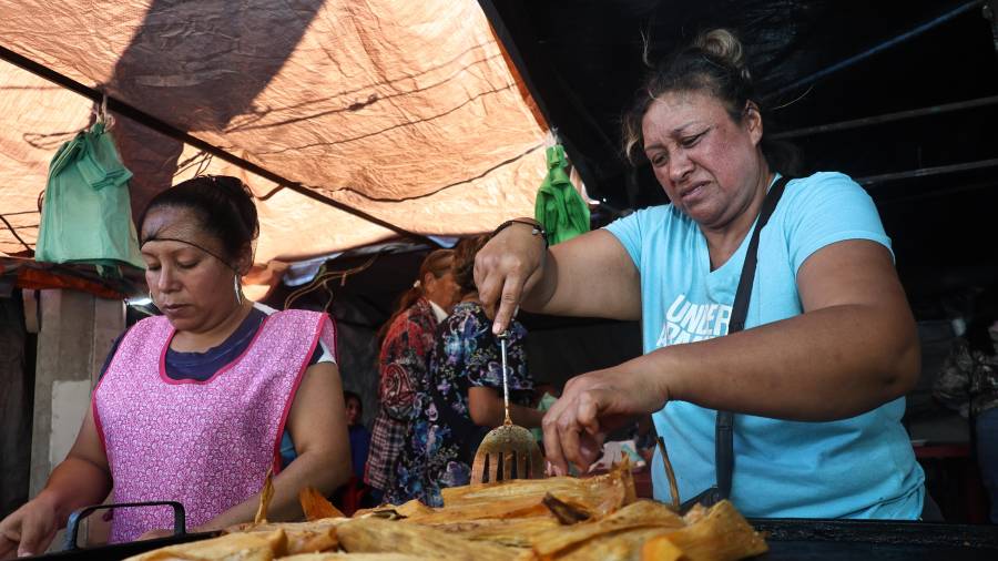 La demanda no se detiene: los tamales se agotan en cuestión de minutos.