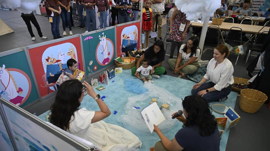 Se realizó la lectura de poemas didácticos por parte de ‘Arrullo de Sal’ en el Salón de la Poesía para la Infancia y la Adolescencia.