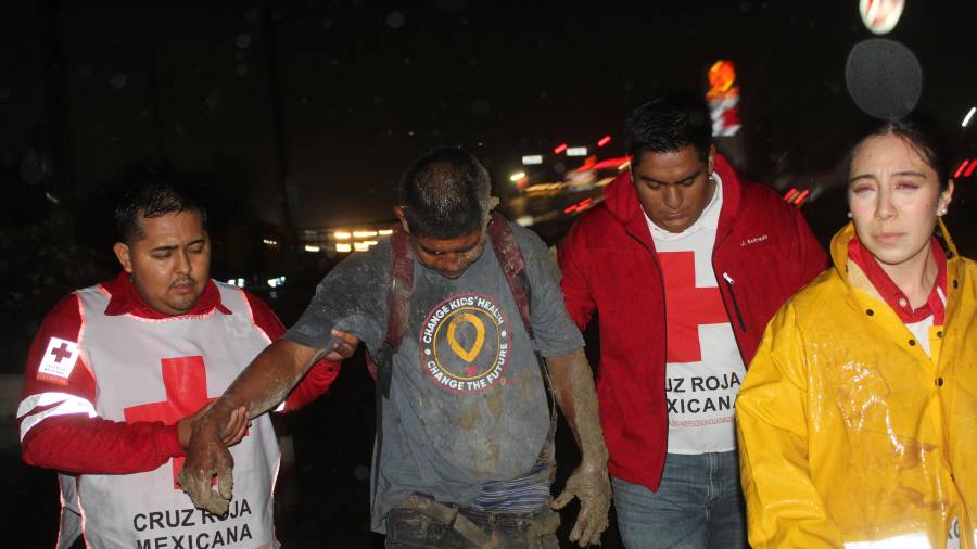 Paramédicos de la Cruz Roja atendieron a la persona afectada.