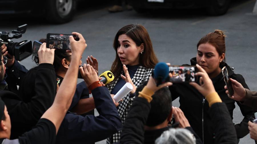 Tras la audiencia de revisión de medidas cautelares, Tania Flores acudió a una nueva diligencia judicial relacionada con otra causa penal en la que enfrenta una acusación por el presunto delito de peculado.