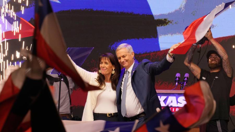 El candidato presidencial José Antonio Kast, del opositor Partido Republicano, y su esposa, María Pía Adriasola, ondean banderas tras ganar la segunda vuelta de los comicios presidenciales en Chile.