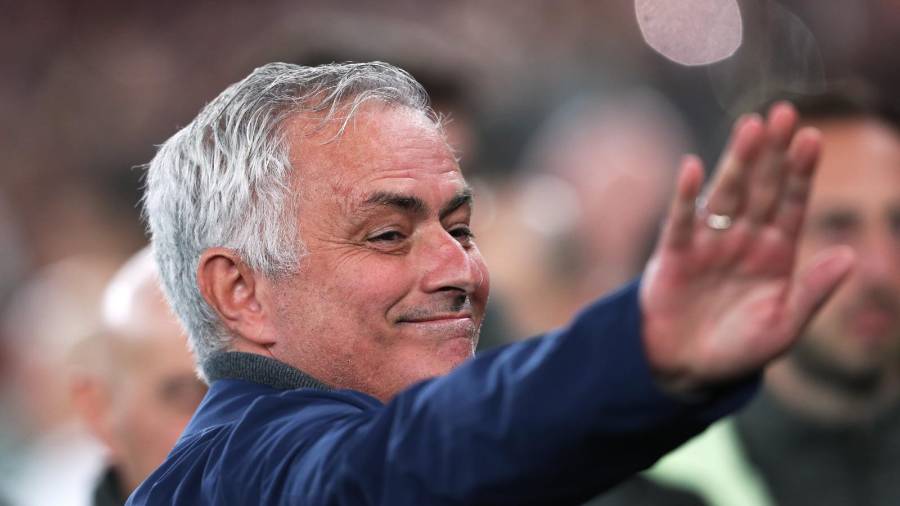 Benfica recibiría una compensación económica por la salida anticipada de José Mourinho rumbo al futbol español.