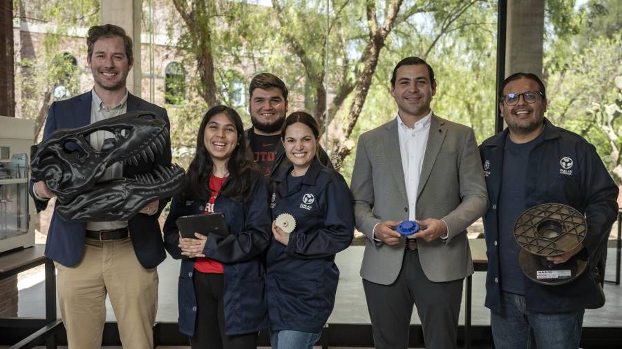 Esteban Garza Fishburn, Eunice Daniela Gallegos Gómez y Rodrigo del Ángel Burciaga (estudiantes), Rossana Sofía Martínez, Luis Pablo Garza (coordinador de Proyectos Estratégicos) y Alfonso Ballesteros (coordinador académico de Ingenierías). Sosteniendo una impresionante pieza impresa en 3D, muestran el potencial creativo y técnico que se desarrollará en el nuevo FabLab Carolina.