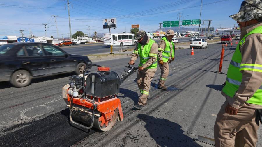 Cuadrillas de la Dirección de Infraestructura y Obra Pública trabajan de manera simultánea en distintos sectores de Saltillo para rehabilitar el pavimento.