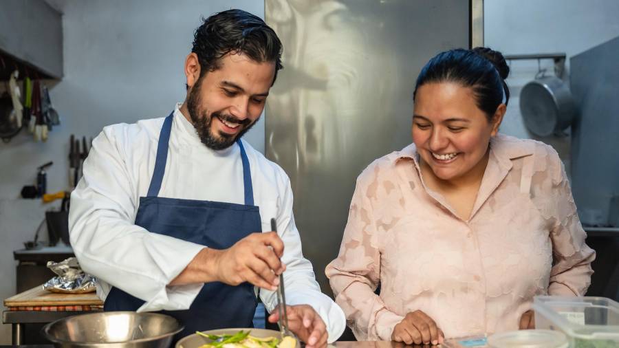 En su cocina, Renan y Cinthia afinan juntos la ensalada que refleja su estilo y su historia.