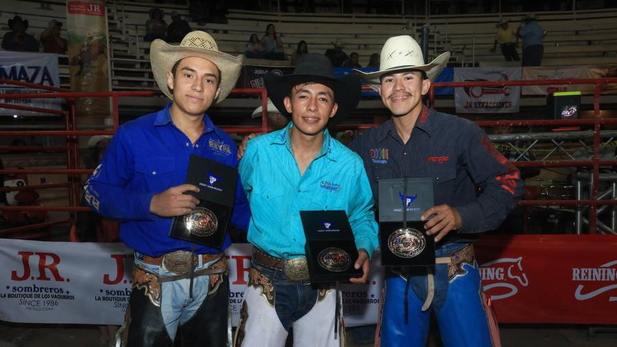 Marcelo Veloz, de Jalisco; Adán Ramírez, de Guanajuato, y el coahuilense Brayan Medina (Castaños), el equipo campeón: Estrellas del Futuro. FOTO: HÉCTOR GARCÍA
