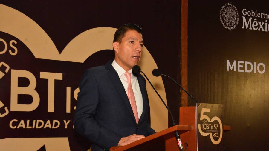 Luis Arcadio de la Peña Martínez, director del CBTIS 97 de Saltillo, llamó a reforzar la seguridad escolar en equuipo.