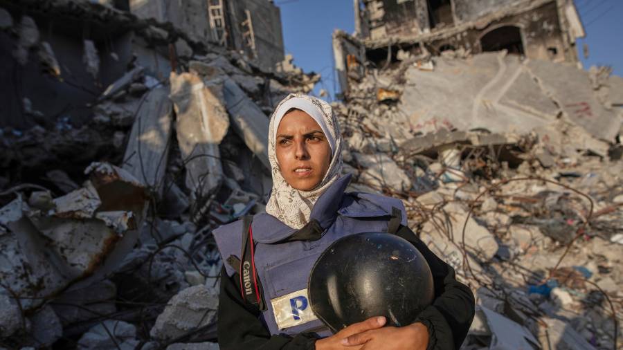 La reportera independiente Mariam Dagga, de 33 años, que trabajó con The Associated Press y otros medios durante la guerra en Gaza, en Jan Yunis, en el sur de la Franja de Gaza, el 14 de junio de 2024.