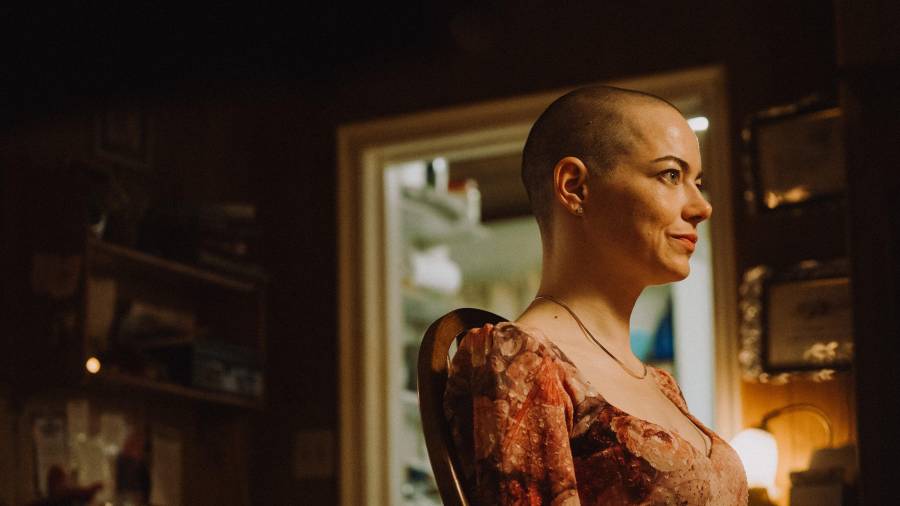 Emma Stone habla con VANGUARDIA sobre su cambio de imagen para la cinta ‘Bugonia’