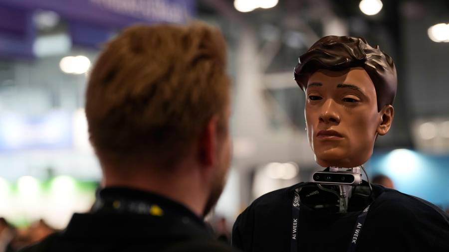 Un visitante interactúa con un robot en la mayor feria europea de inteligencia artificial, AI Week 2026, en Rho, cerca de Milán, Italia,