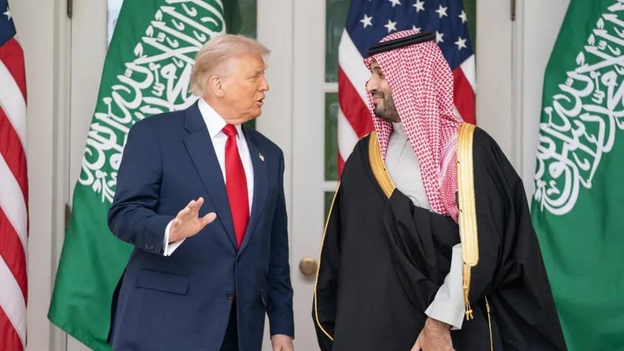El presidente de EE.UU., Donald Trump (i), y el príncipe heredero saudí, Mohammed bin Salmán, durante una reunión en la Casa Blanca, el 18 noviembre 2025.