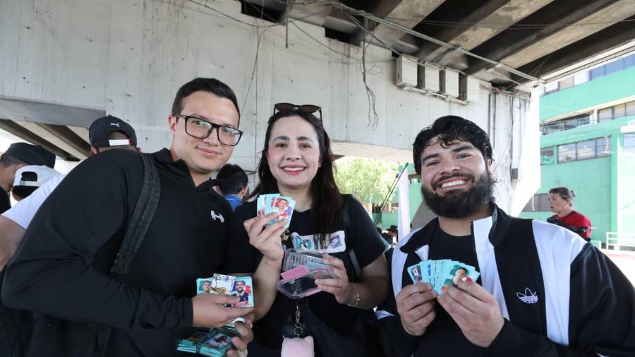 Familias y aficionados participaron en el intercambio de estampitas durante la Ruta Recreativa.