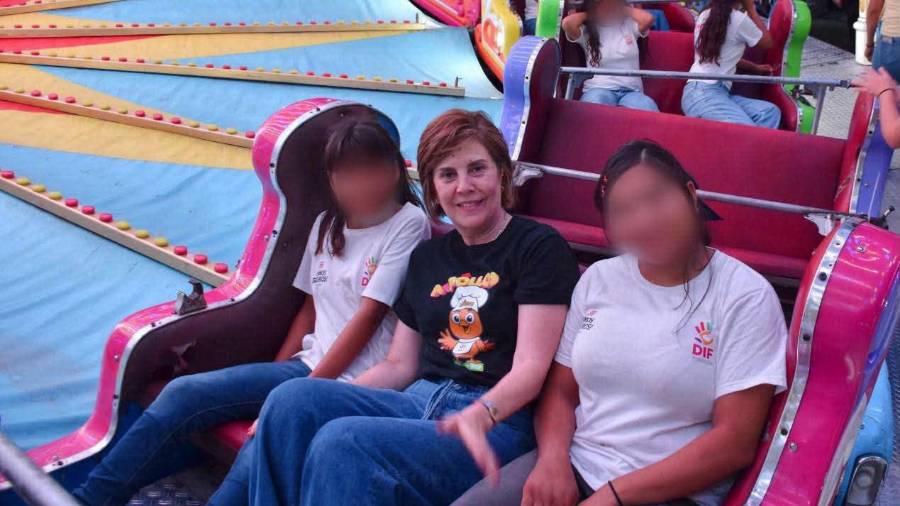 La presidenta honoraria de DIF Torreón acompañó a los jóvenes en los juegos mecánicos durante el recorrido por la Feria.