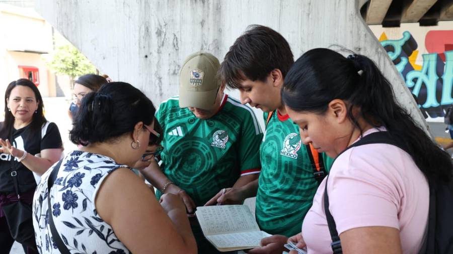 Las estampitas futboleras volvieron a convertirse en punto de encuentro para aficionados de distintas edades.