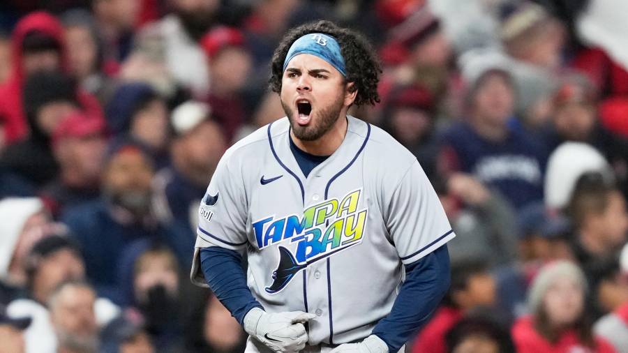 Con una ofensiva oportuna y dos carreras impulsadas por Jonathan Aranda, los Rays frenaron a los Guardians y extendieron la disputa por el campeonato de la Liga Americana.
