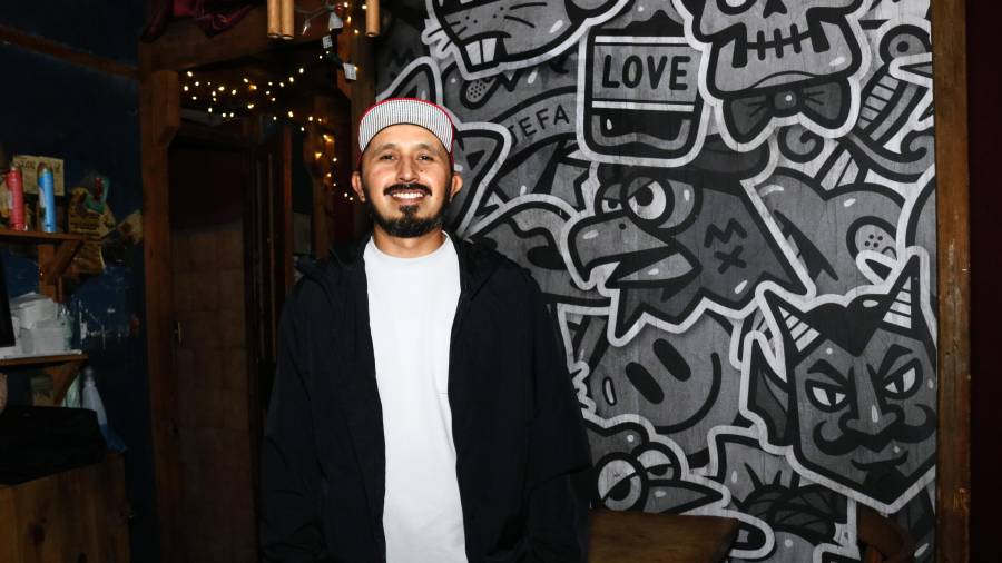 Inauguración de la exposición del artista urbano, grafitero y diseñador grafico Jorge González Valerio conocido en el medio artístico como “Treka”, en el bar Cerdo de Babel ubicado en el centro histórico de Saltillo. “Treka”, artista urbano, grafitero y diseñador gráfico inauguró su exposición en el Bar Cerdo de Babel. Obras de Jorge González Valerio conocido en el medio artístico como “Treka”, expuestas en el bar Cerdo de Babel.