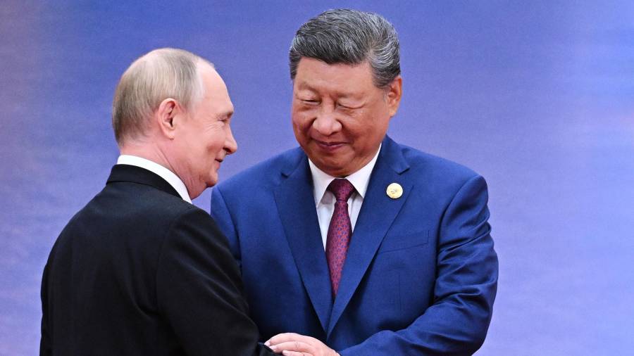 El presidente ruso, Vladímir Putin, a la izquierda, y el presidente chino, Xi Jinping, se saludan en Tianjin, China, el 31 de agosto de 2025.