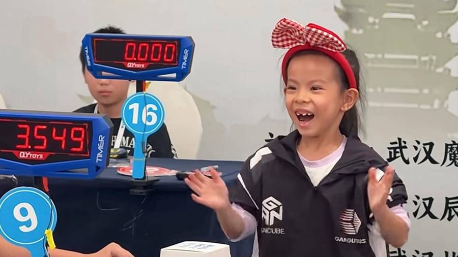 Lian Yunzhi, de 6 años, reacciona tras resolver un cubo de Rubik en una competencia certificada por World Cube Association, en Wuhan, en la provincia de Hubei, en China, el 13 de septiembre de 2026.