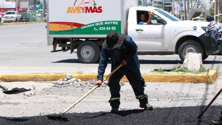 Cuadrillas municipales rehabilitaron tramos deteriorados del bulevar Antonio Cárdenas para mejorar la circulación vehicular.