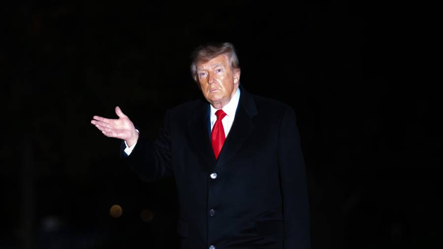 El presidente Donald Trump regresa a la Casa Blanca luego de un viaje a Clarksville, Tennessee, en el jardín sur de la Casa Blanca, el sábado 10 de octubre de 2026, en Washington.