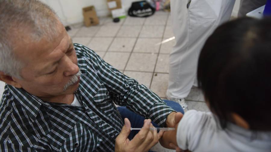 Personal de salud aplica vacunas gratuitas en instalaciones municipales.