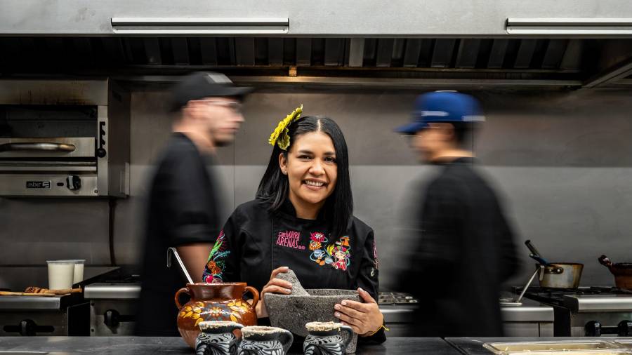 Mayra impregna a su equipo con su liderazgo, amor y respeto por la cocina.