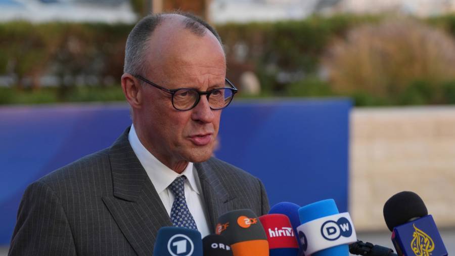 El canciller alemán Friedrich Merz hace declaraciones a su llegada a la Cumbre de la UE en Ayia Napa, Chipre.
