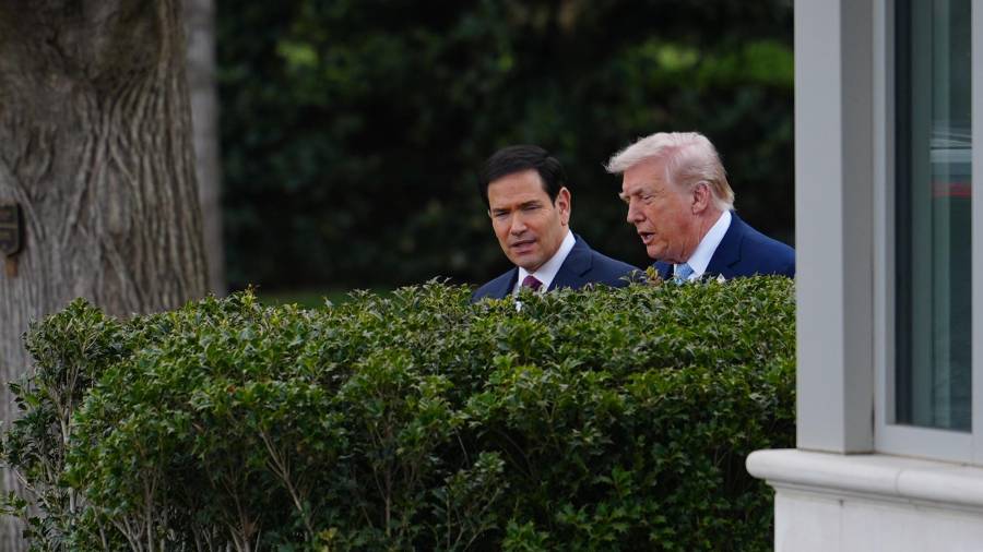 El presidente Donald Trump sale del Despacho Oval junto al secretario de Estado Marco Rubio antes de partir en el helicóptero Marine One desde el jardín sur de la Casa Blanca.