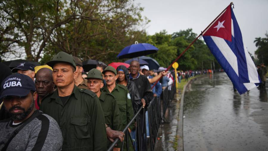 La gente hace cola bajo la lluvia en La Habana, Cuba, el jueves 15 de enero de 2026, frente al Ministerio de las Fuerzas Armadas Revolucionarias.