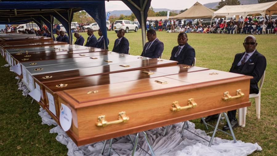 Féretros de víctimas del naufragio del ferry, en Kariba, Zimbabue, el 13 de agosto del 2026.