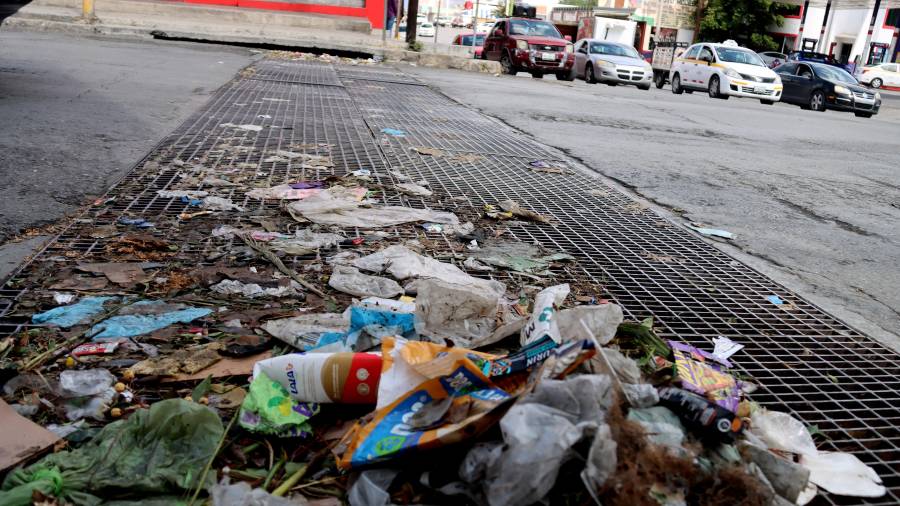 Las intensas precipitaciones del sábado dejaron afectaciones en distintos puntos de la ciudad, donde se detectaron rejillas pluviales y drenajes sanitarios colapsados debido a la acumulación de desechos sólidos.