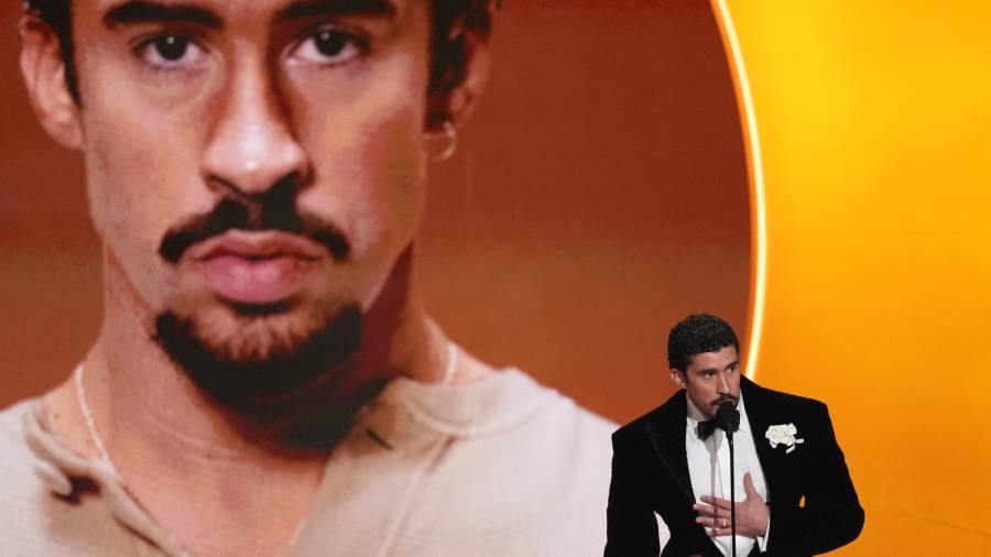 Premio. Entre aplausos y emoción, Bad Bunny recibe de manos de Harry Styles el máximo galardón de la noche, convirtiéndose en el gran protagonista de los Grammy.