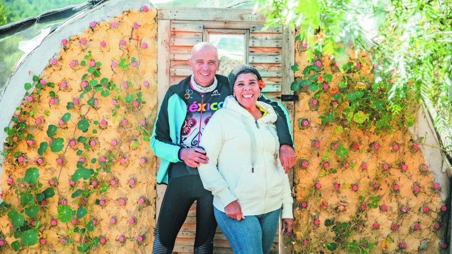 Andreas Froese y Silvia Rentería frente a su casa en Jame, en la Sierra de Arteaga. Foto: